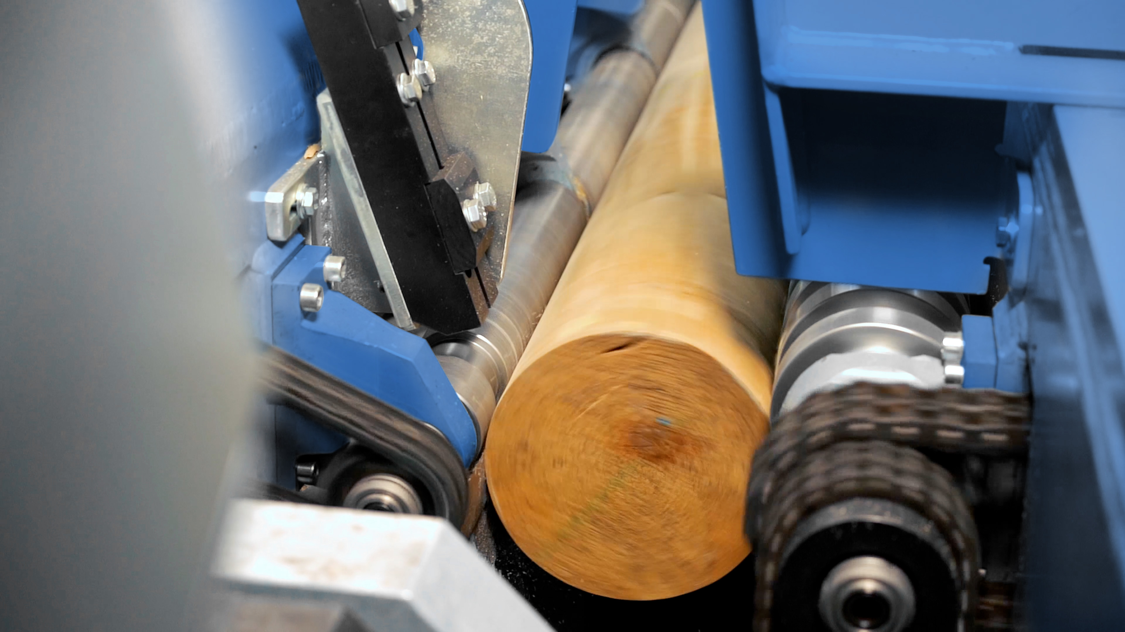 Raute_veneer_peeling_line_R3_V3_Footage_4K_06